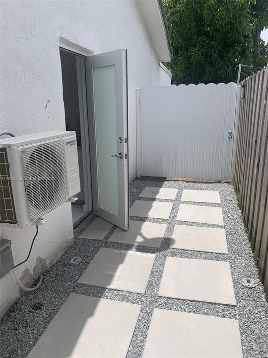 出租: $1,250 (0 贝兹, 1 浴室, 1330 平方英尺)