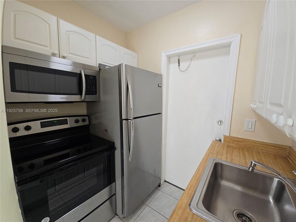 For Rent: $1,400 (1 beds, 1 baths, 2640 Square Feet)