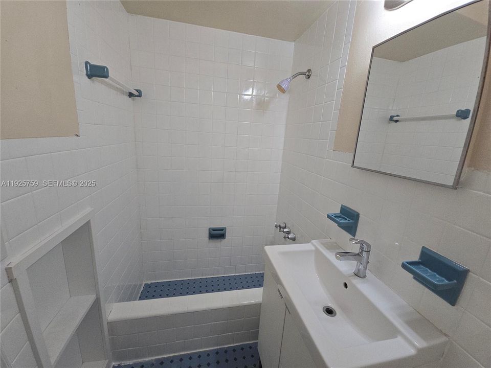 For Rent: $1,400 (1 beds, 1 baths, 2640 Square Feet)