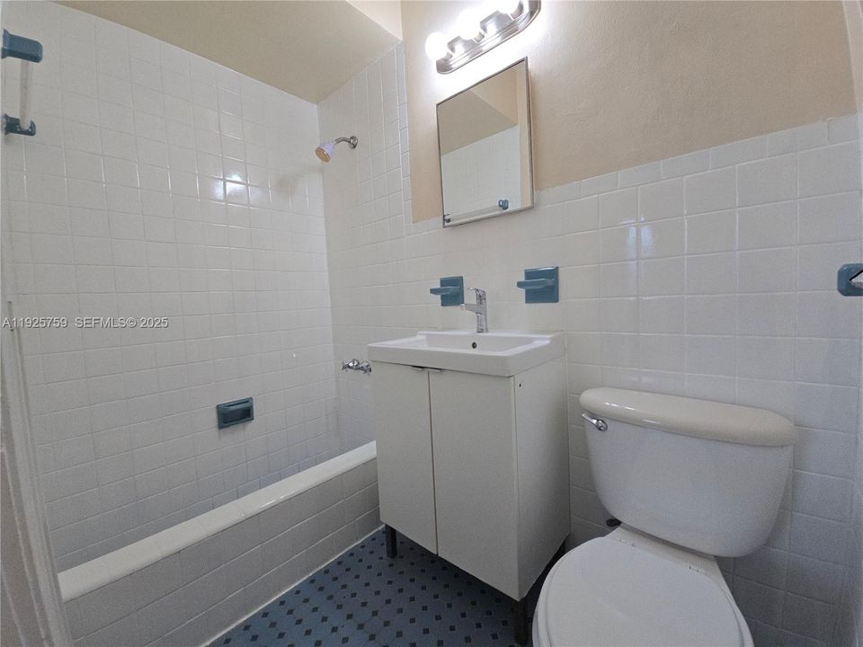 For Rent: $1,400 (1 beds, 1 baths, 2640 Square Feet)