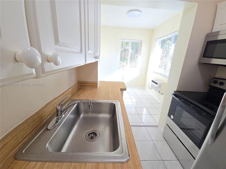 For Rent: $1,400 (1 beds, 1 baths, 2640 Square Feet)