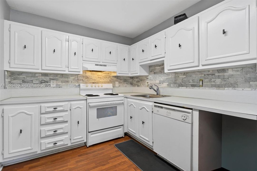 待售: $164,900 (2 贝兹, 2 浴室, 1019 平方英尺)