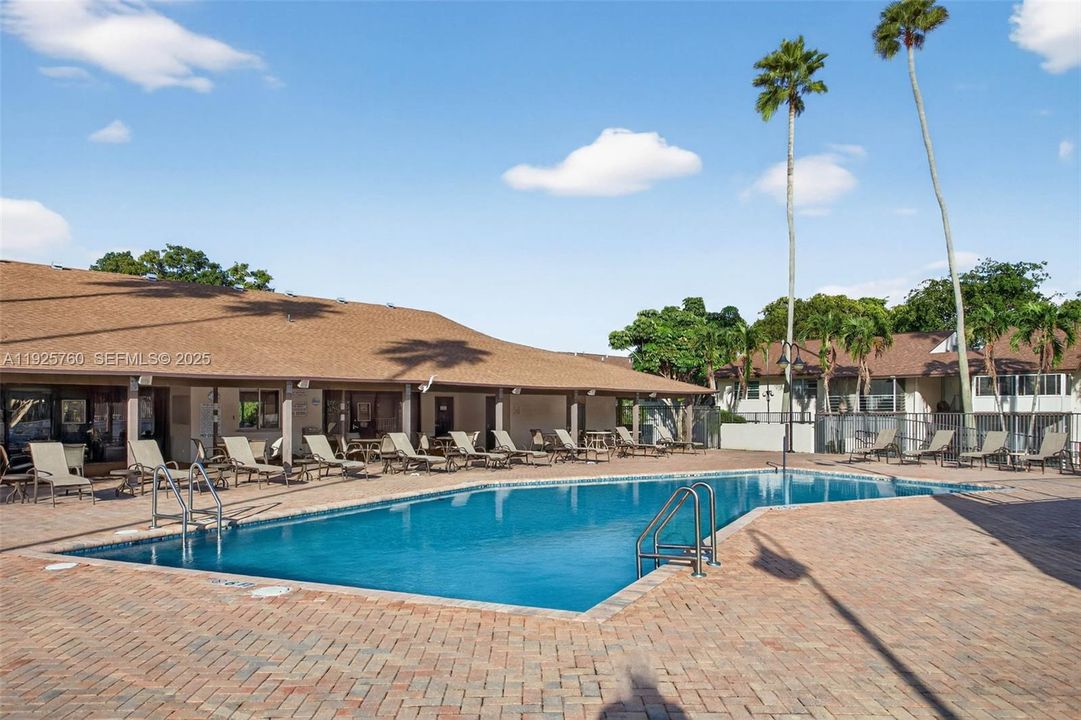 待售: $164,900 (2 贝兹, 2 浴室, 1019 平方英尺)