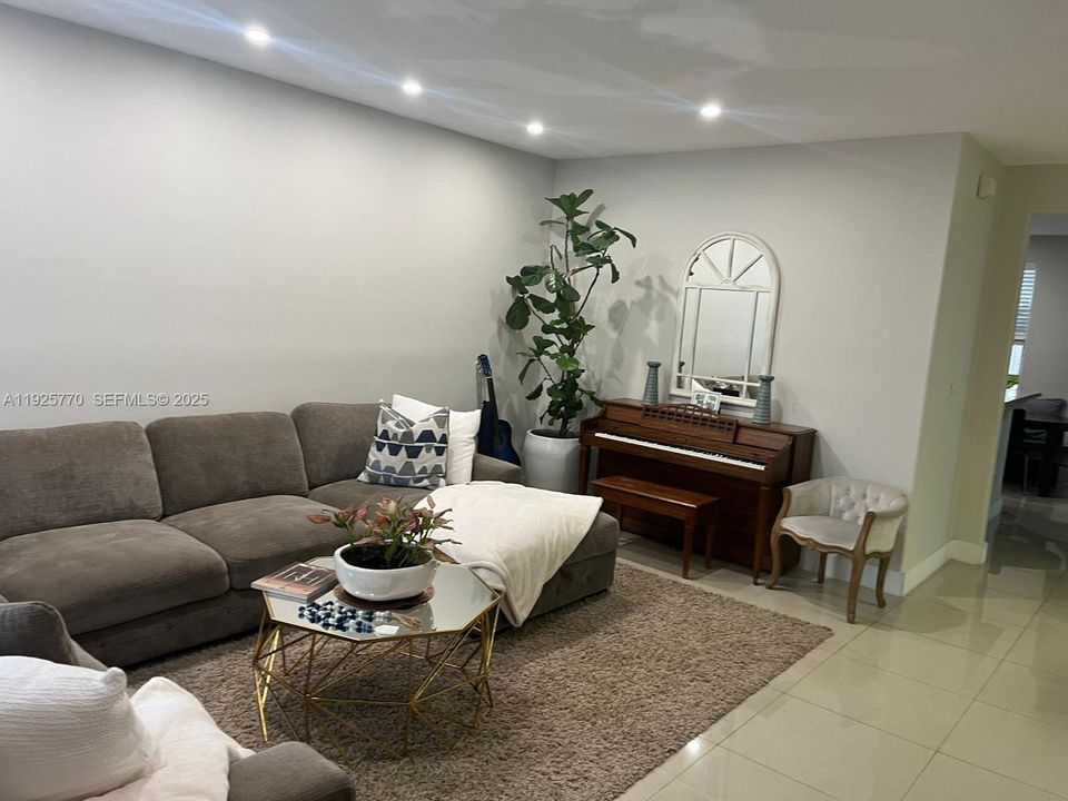 В аренду: $3,700 (3 спален, 2 ванн, 1760 Квадратных фут)