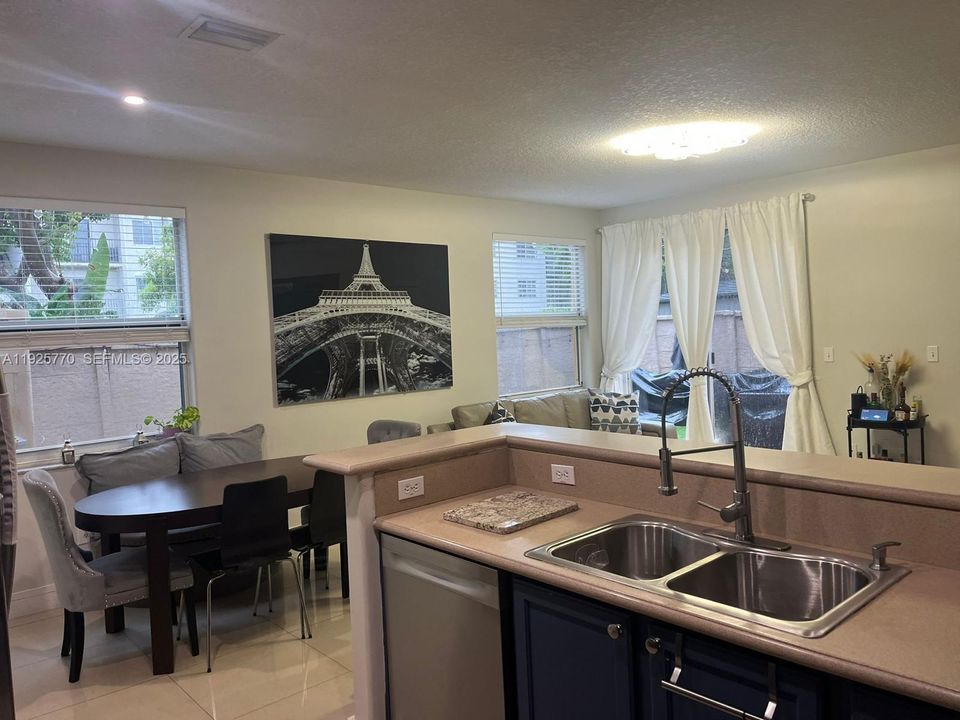 В аренду: $3,700 (3 спален, 2 ванн, 1760 Квадратных фут)