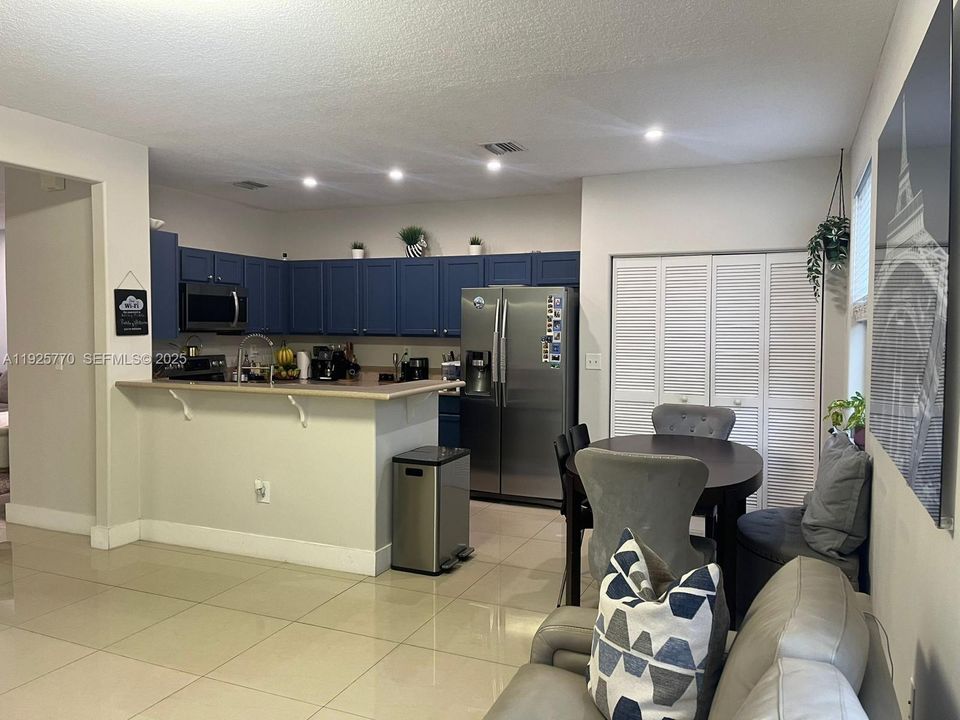 В аренду: $3,700 (3 спален, 2 ванн, 1760 Квадратных фут)