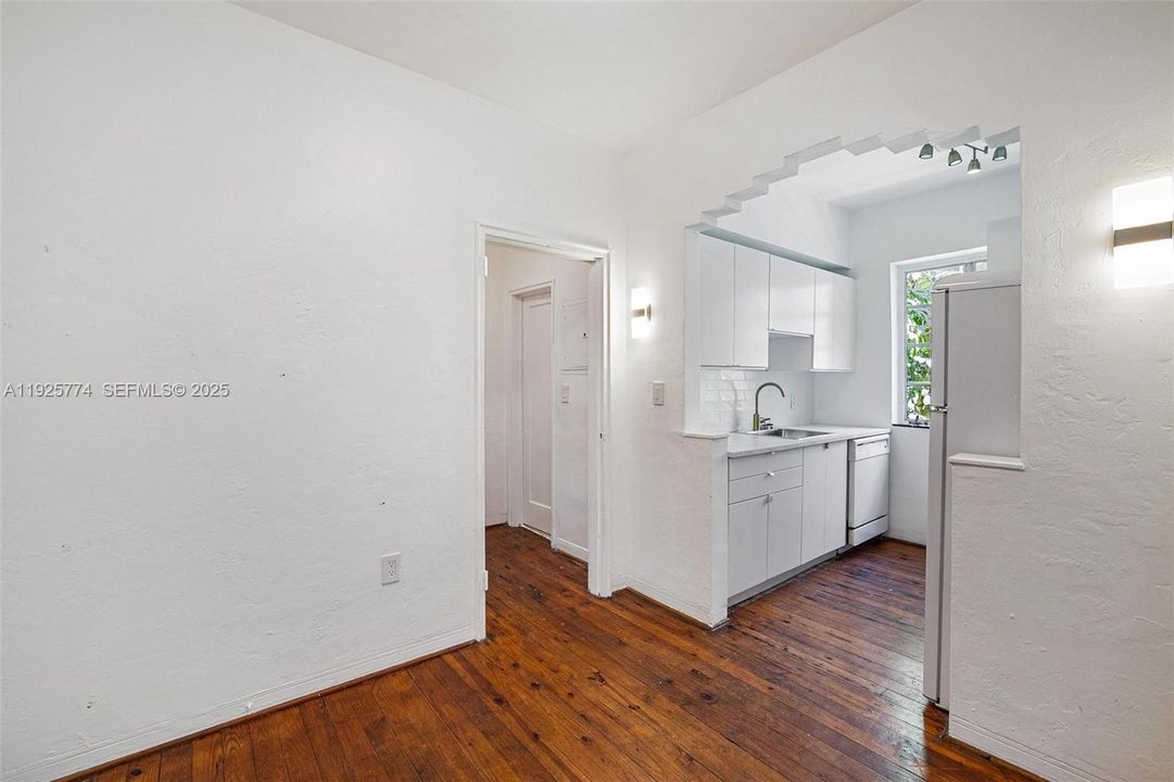 待售: $264,000 (0 贝兹, 1 浴室, 400 平方英尺)