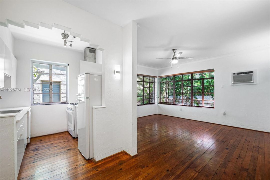 待售: $264,000 (0 贝兹, 1 浴室, 400 平方英尺)