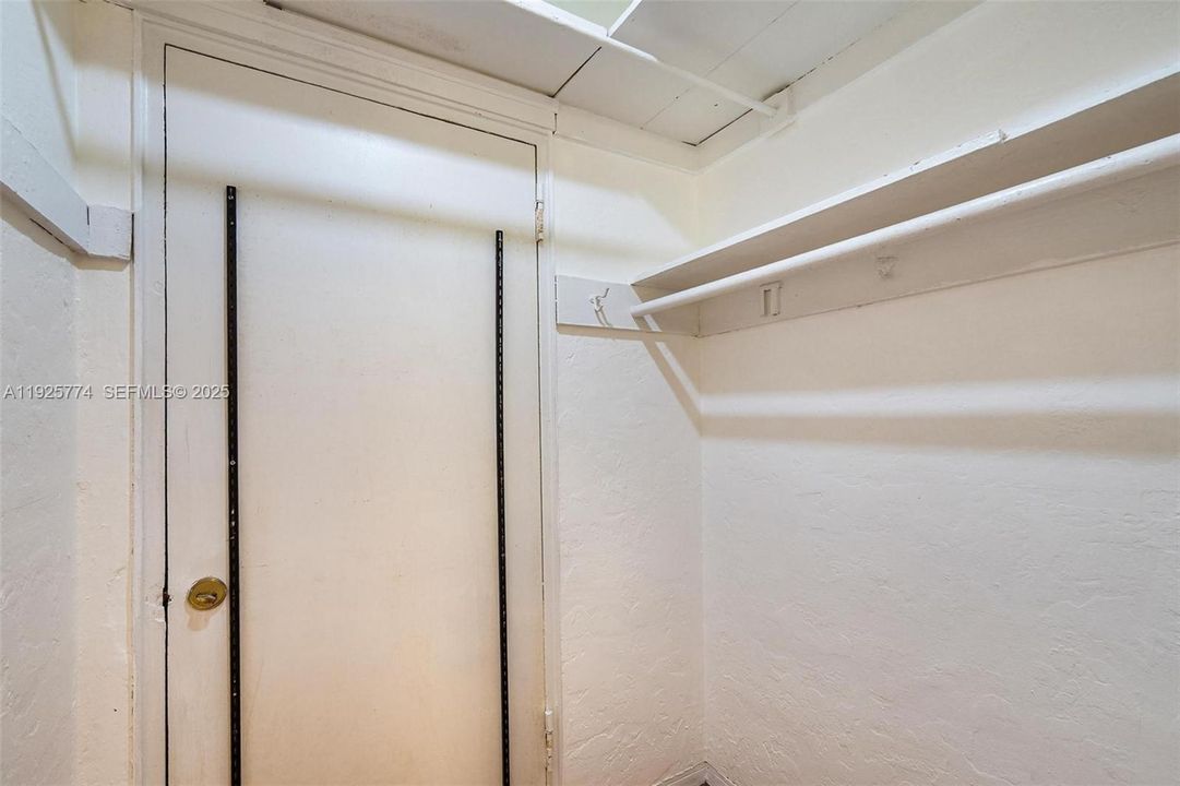 待售: $264,000 (0 贝兹, 1 浴室, 400 平方英尺)