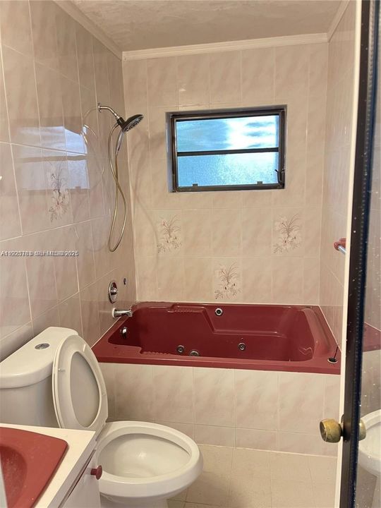 出租: $3,800 (5 贝兹, 2 浴室, 2500 平方英尺)