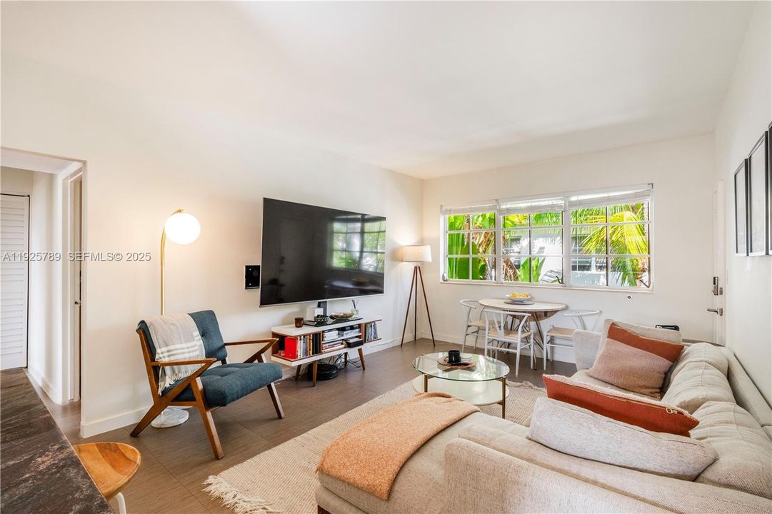 For Rent: $2,900 (2 beds, 1 baths, 700 Square Feet)