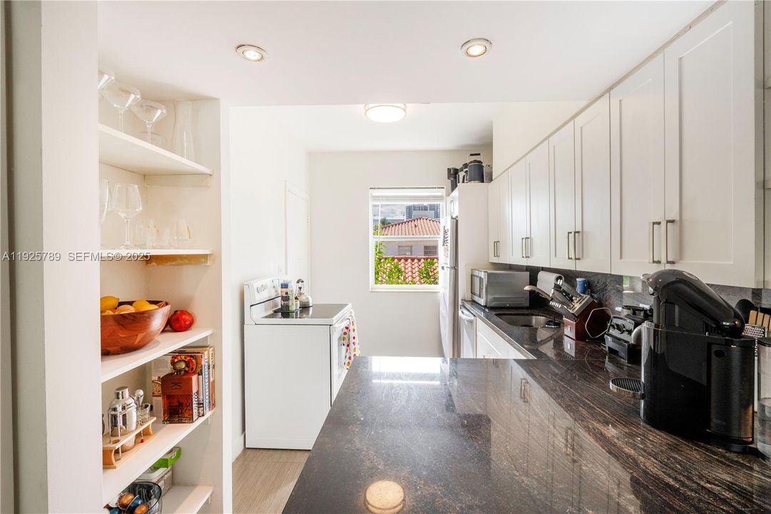 For Rent: $2,900 (2 beds, 1 baths, 700 Square Feet)