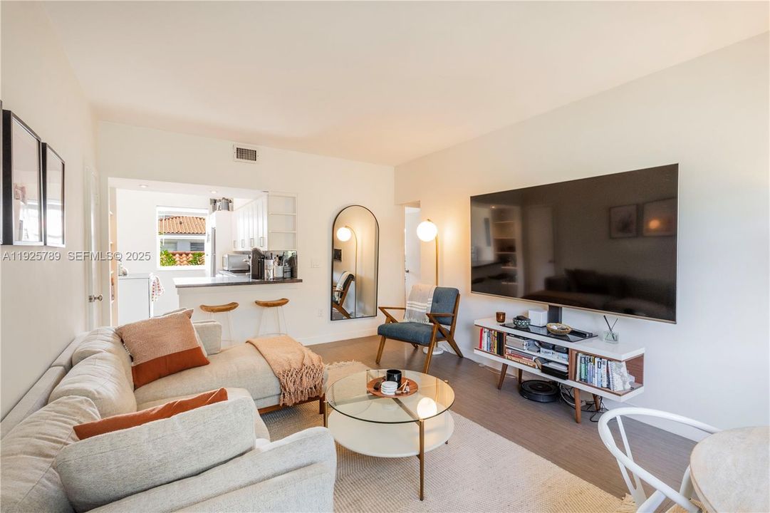 For Rent: $2,900 (2 beds, 1 baths, 700 Square Feet)