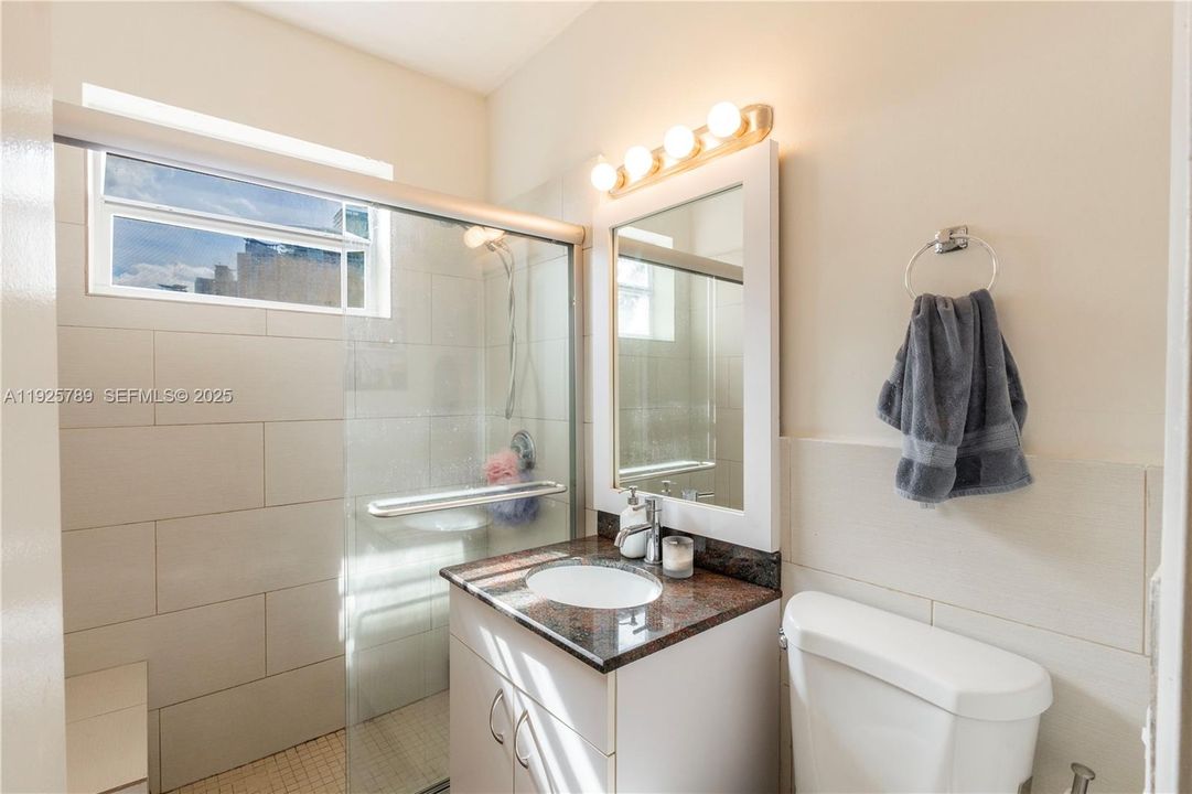 For Rent: $2,900 (2 beds, 1 baths, 700 Square Feet)