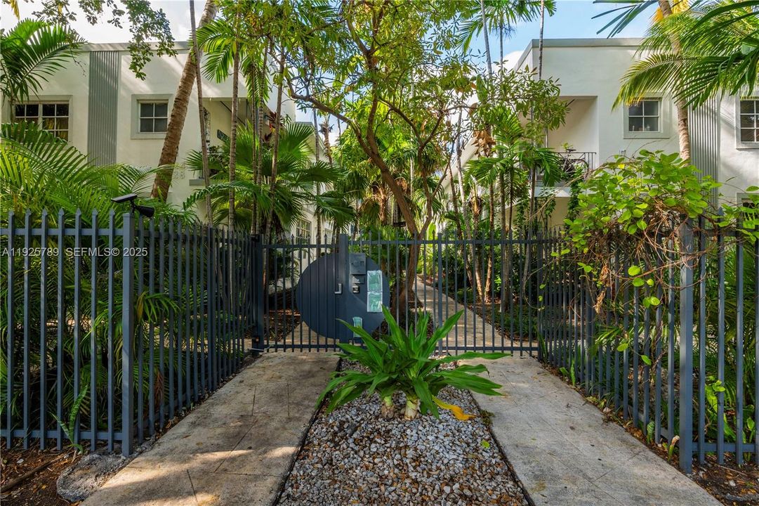 For Rent: $2,900 (2 beds, 1 baths, 700 Square Feet)