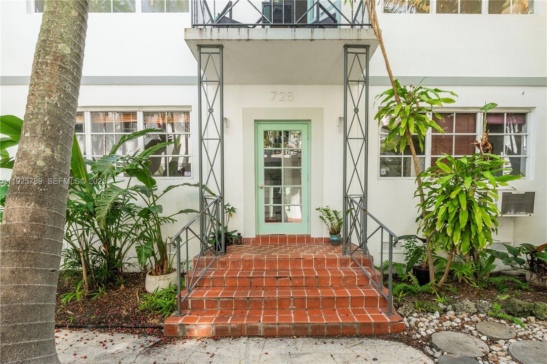 For Rent: $2,900 (2 beds, 1 baths, 700 Square Feet)