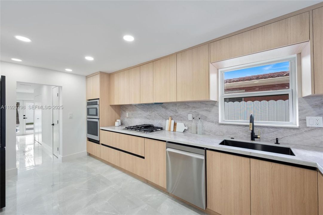 На продажу: $1,200,000 (3 спален, 3 ванн, 2029 Квадратных фут)