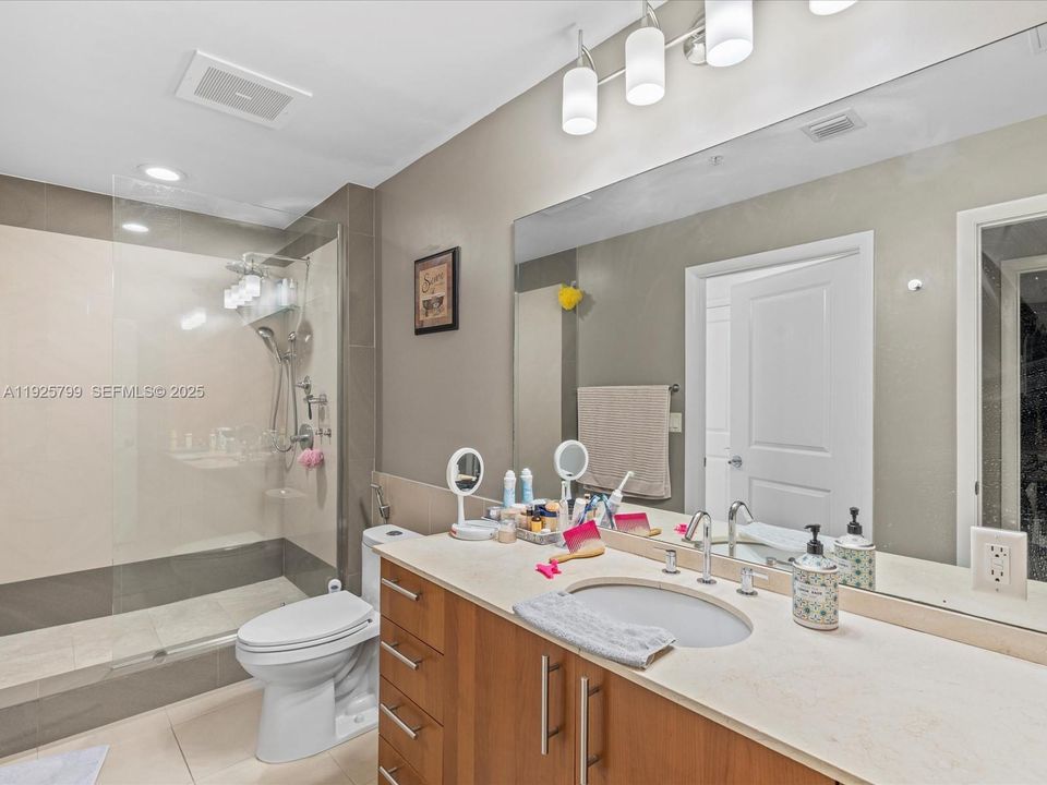 待售: $425,000 (2 贝兹, 1 浴室, 999 平方英尺)