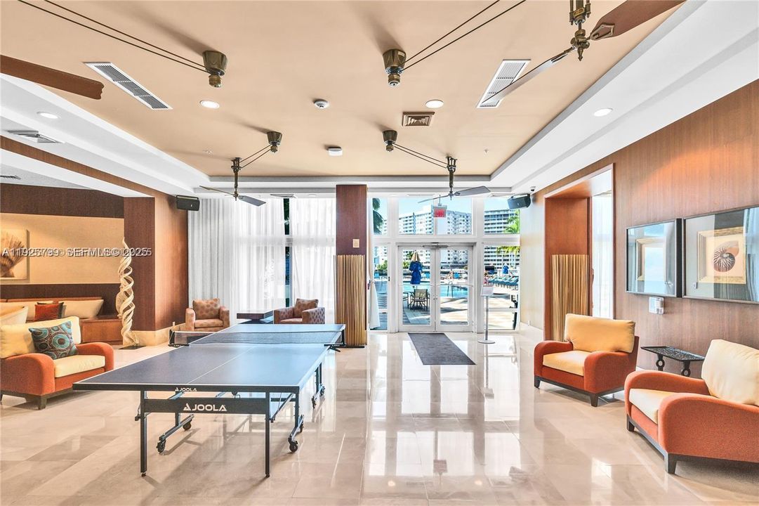 待售: $425,000 (2 贝兹, 1 浴室, 999 平方英尺)