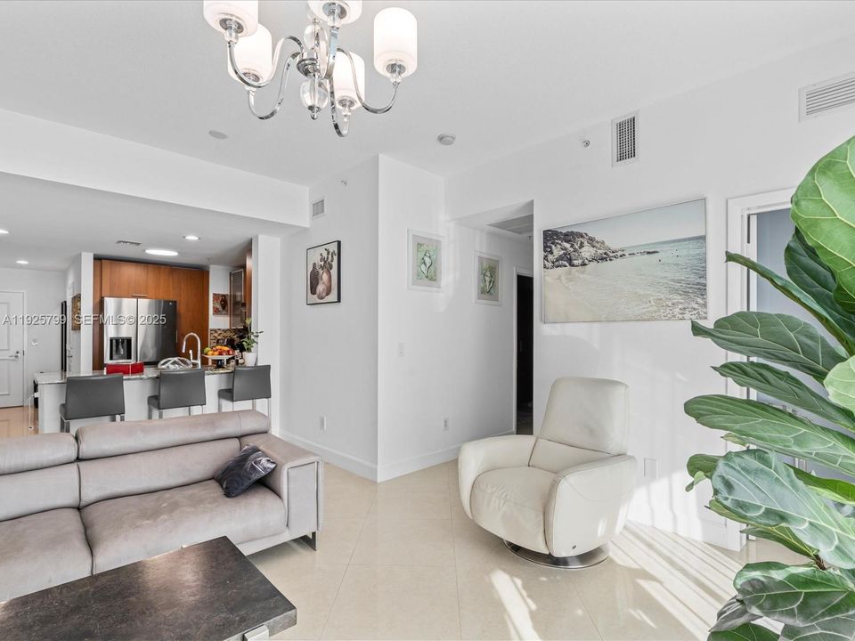 待售: $425,000 (2 贝兹, 1 浴室, 999 平方英尺)