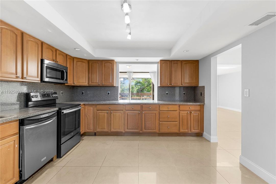 En Venta: $429,000 (3 camas, 2 baños, 1840 Pies cuadrados)