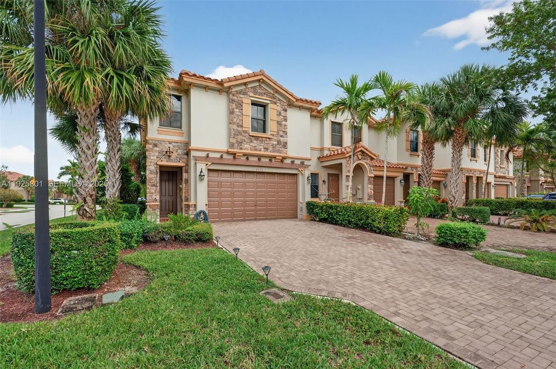 En Venta: $605,000 (4 camas, 3 baños, 1892 Pies cuadrados)