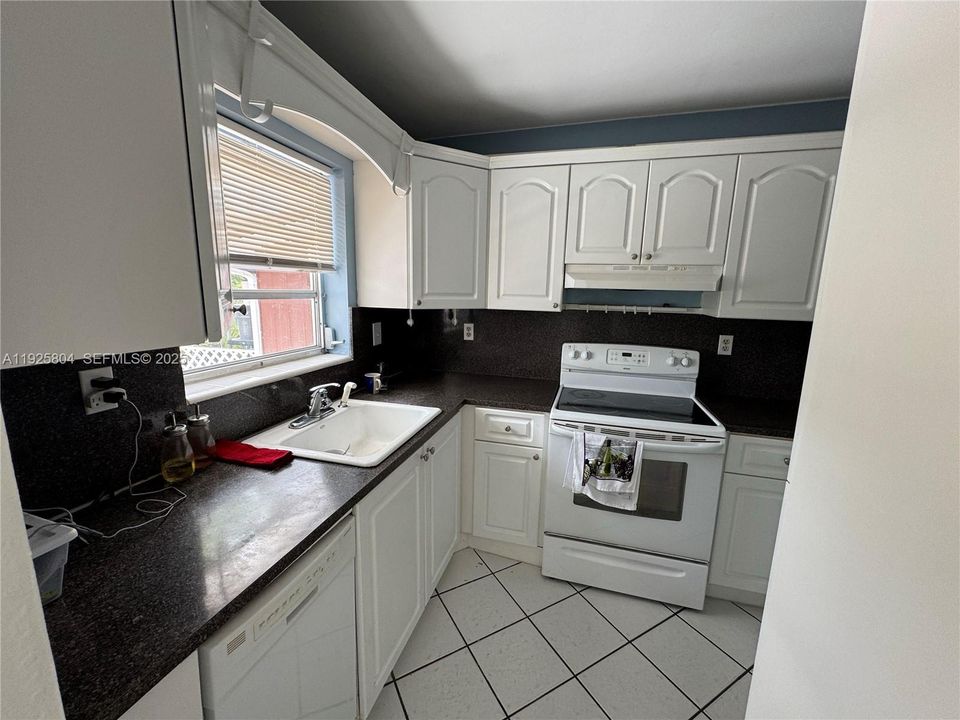 For Rent: $2,550 (2 beds, 2 baths, 933 Square Feet)