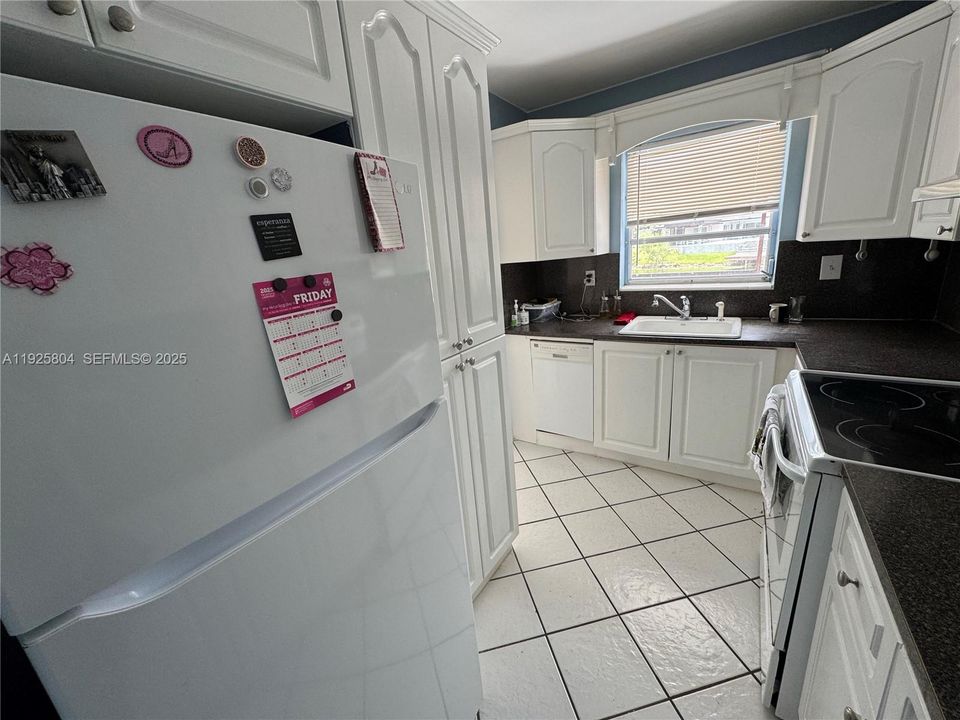 For Rent: $2,550 (2 beds, 2 baths, 933 Square Feet)