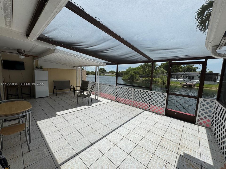 For Rent: $2,550 (2 beds, 2 baths, 933 Square Feet)