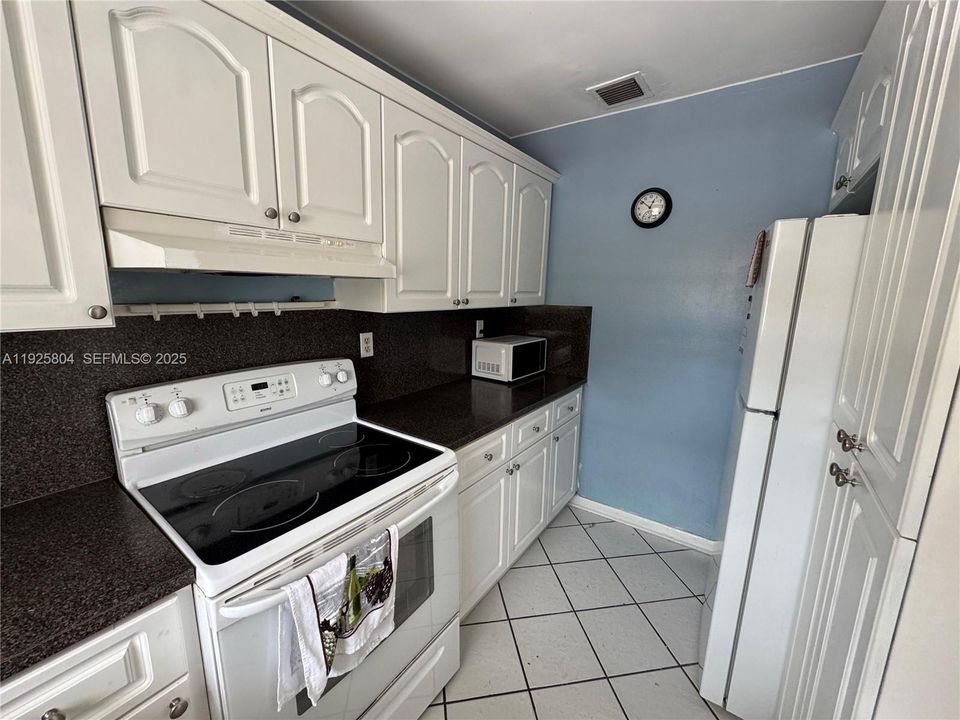For Rent: $2,550 (2 beds, 2 baths, 933 Square Feet)