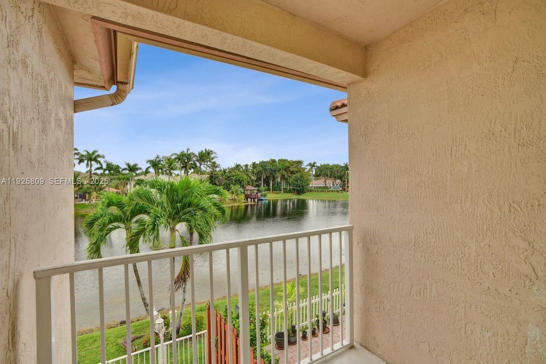 For Sale: $940,000 (4 beds, 2 baths, 2105 Square Feet)