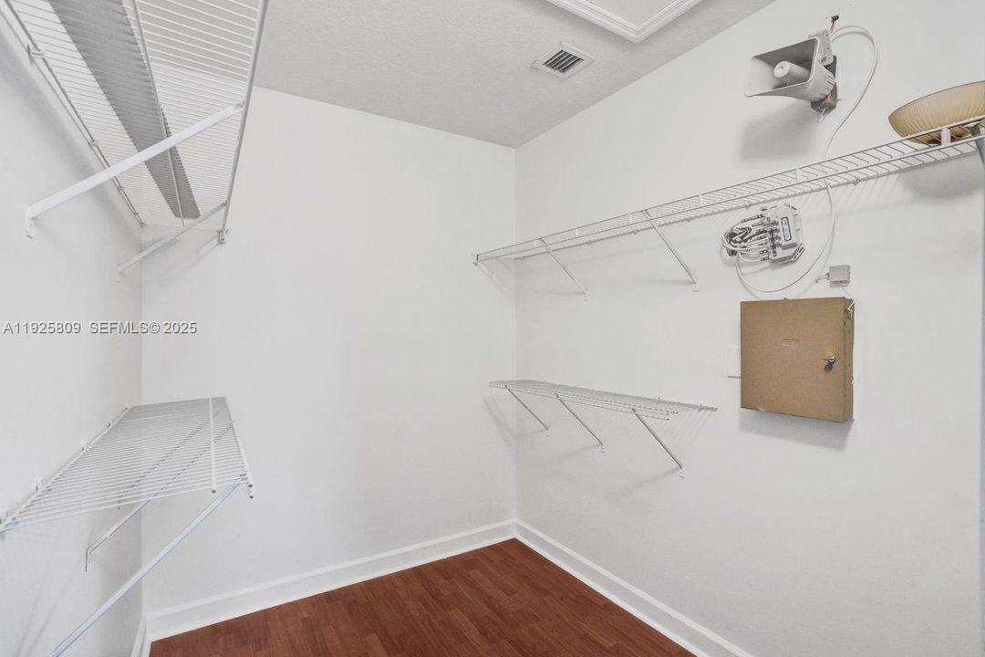 For Sale: $940,000 (4 beds, 2 baths, 2105 Square Feet)