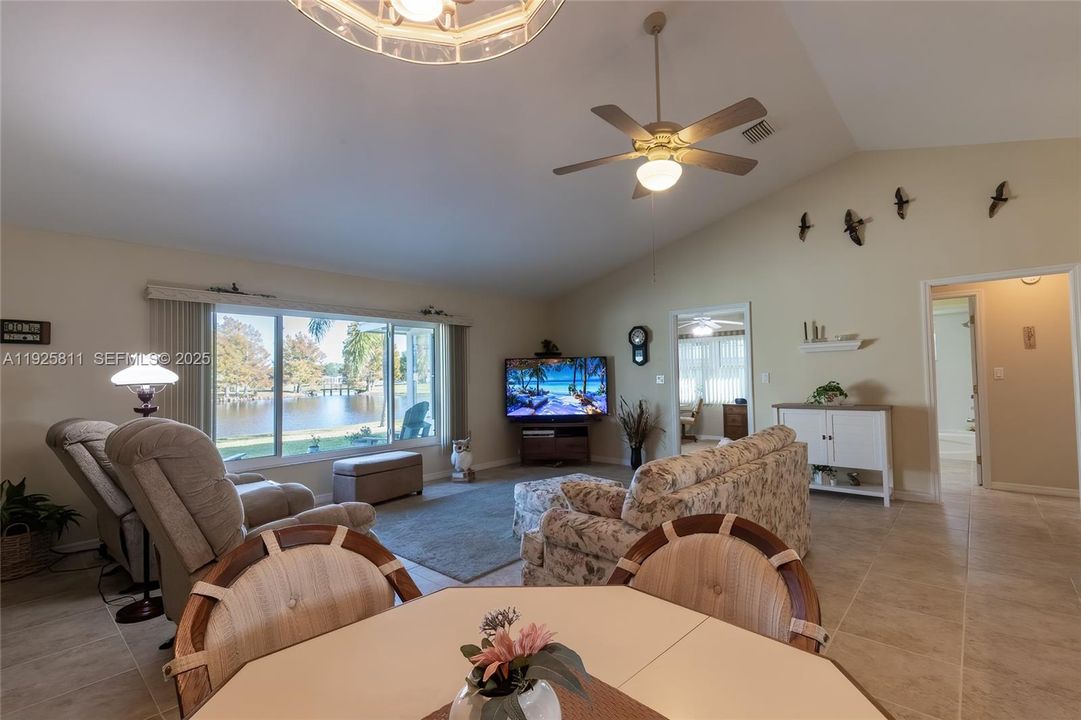 待售: $320,000 (2 贝兹, 2 浴室, 1475 平方英尺)