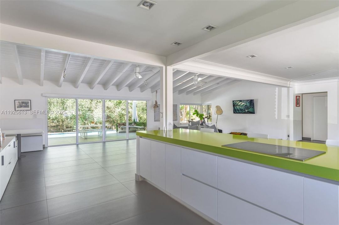 出租: $12,000 (4 贝兹, 4 浴室, 2696 平方英尺)