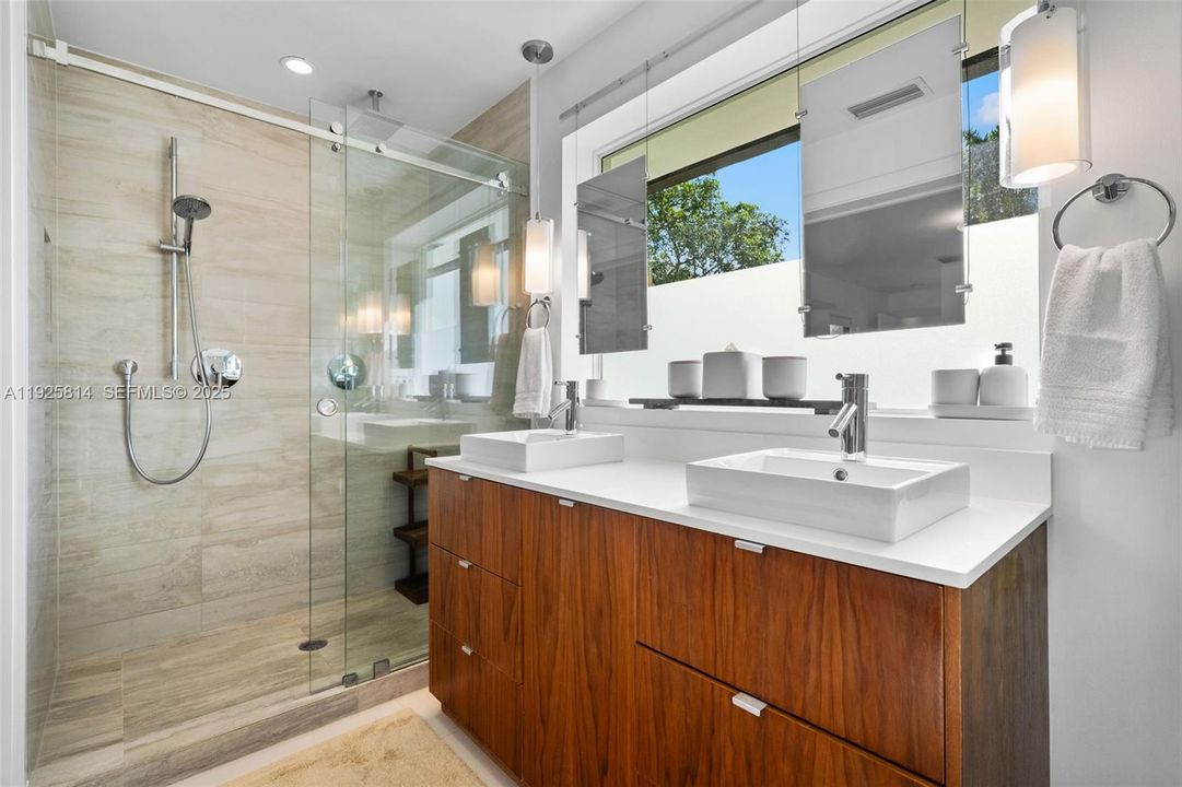 En Venta: $3,100,000 (5 camas, 4 baños, 3178 Pies cuadrados)