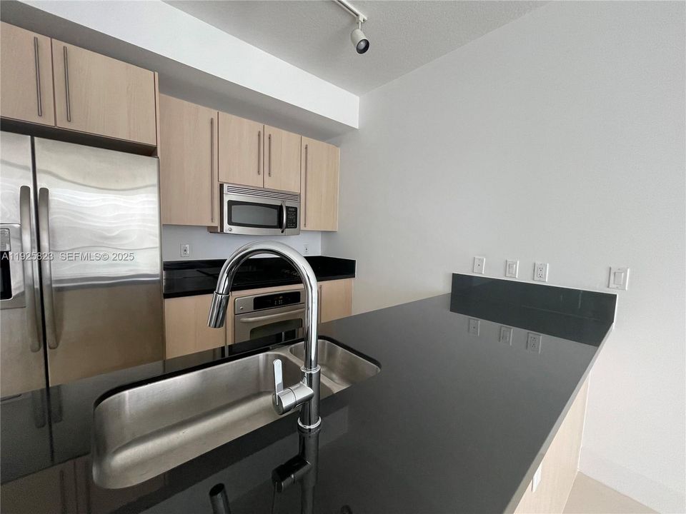 For Rent: $2,900 (1 beds, 1 baths, 694 Square Feet)
