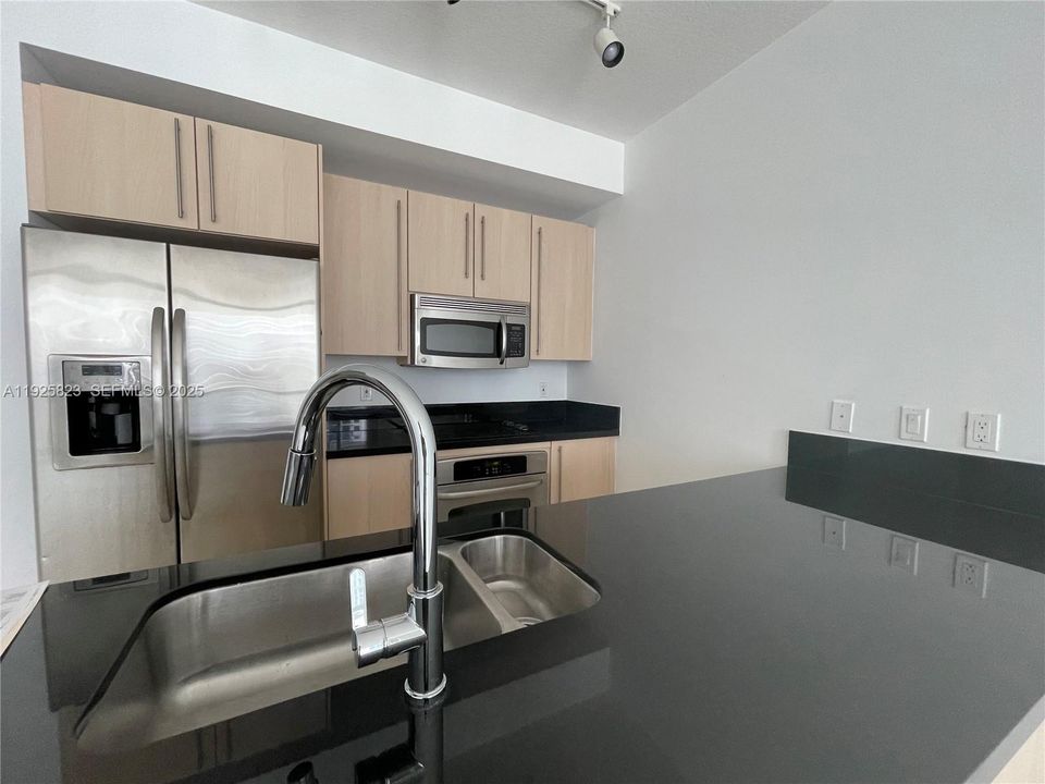 For Rent: $2,900 (1 beds, 1 baths, 694 Square Feet)