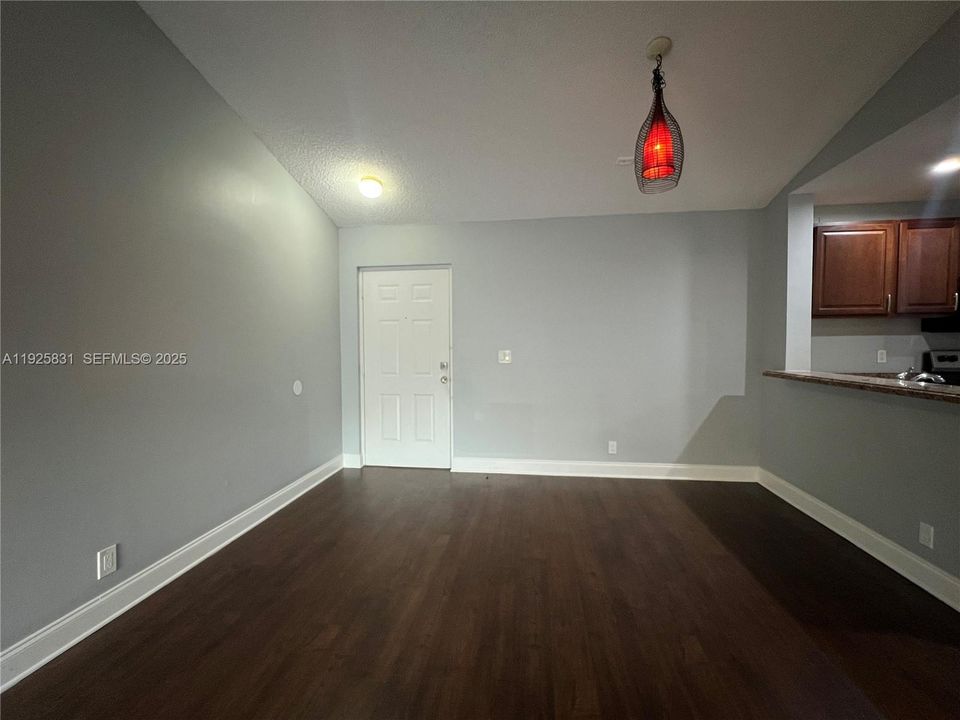 出租: $1,850 (1 贝兹, 1 浴室, 784 平方英尺)