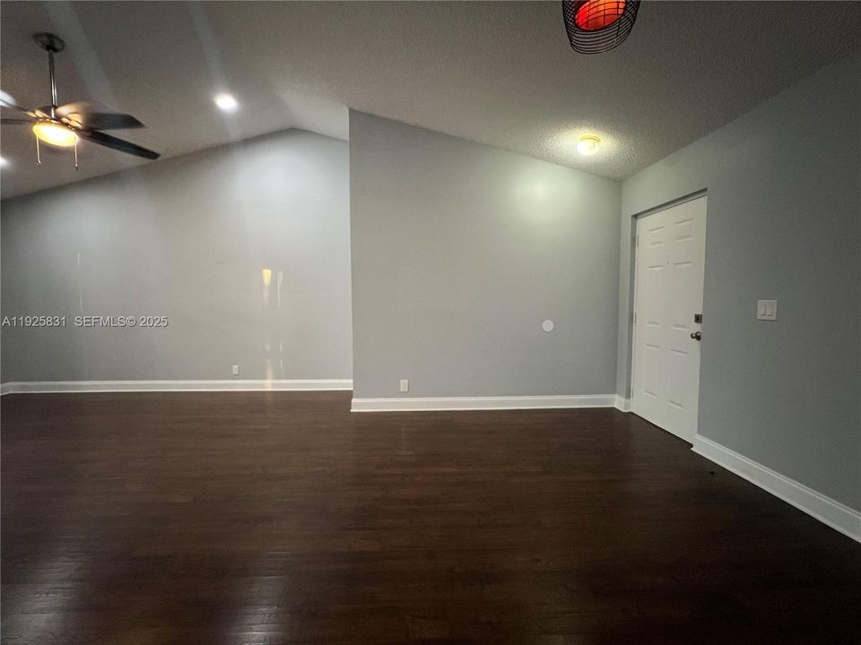 出租: $1,850 (1 贝兹, 1 浴室, 784 平方英尺)