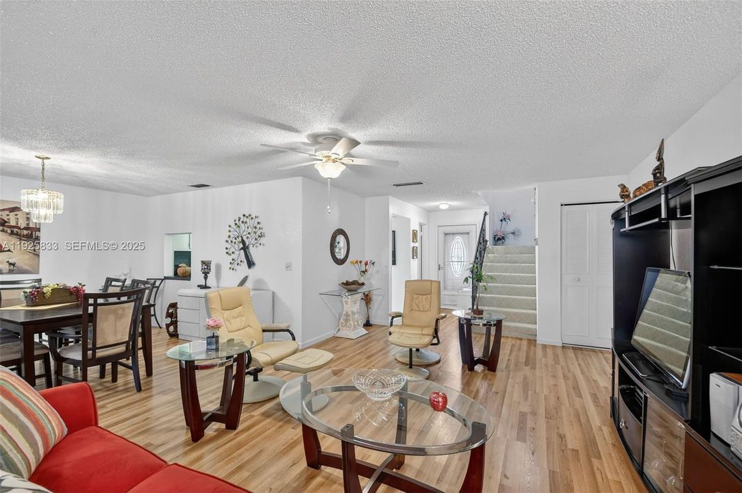 待售: $245,000 (2 贝兹, 2 浴室, 1447 平方英尺)