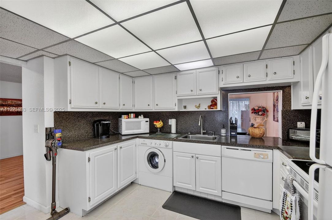 待售: $245,000 (2 贝兹, 2 浴室, 1447 平方英尺)