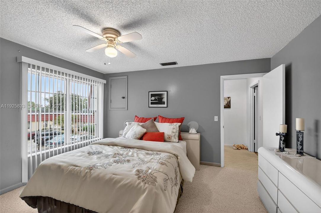 待售: $245,000 (2 贝兹, 2 浴室, 1447 平方英尺)