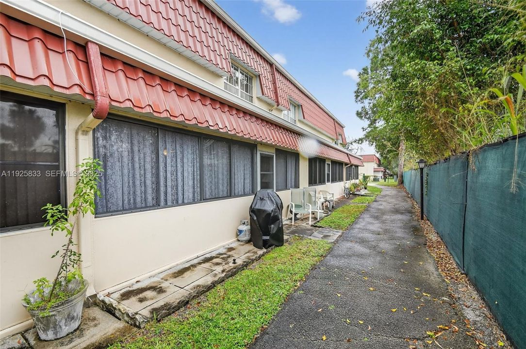 待售: $245,000 (2 贝兹, 2 浴室, 1447 平方英尺)