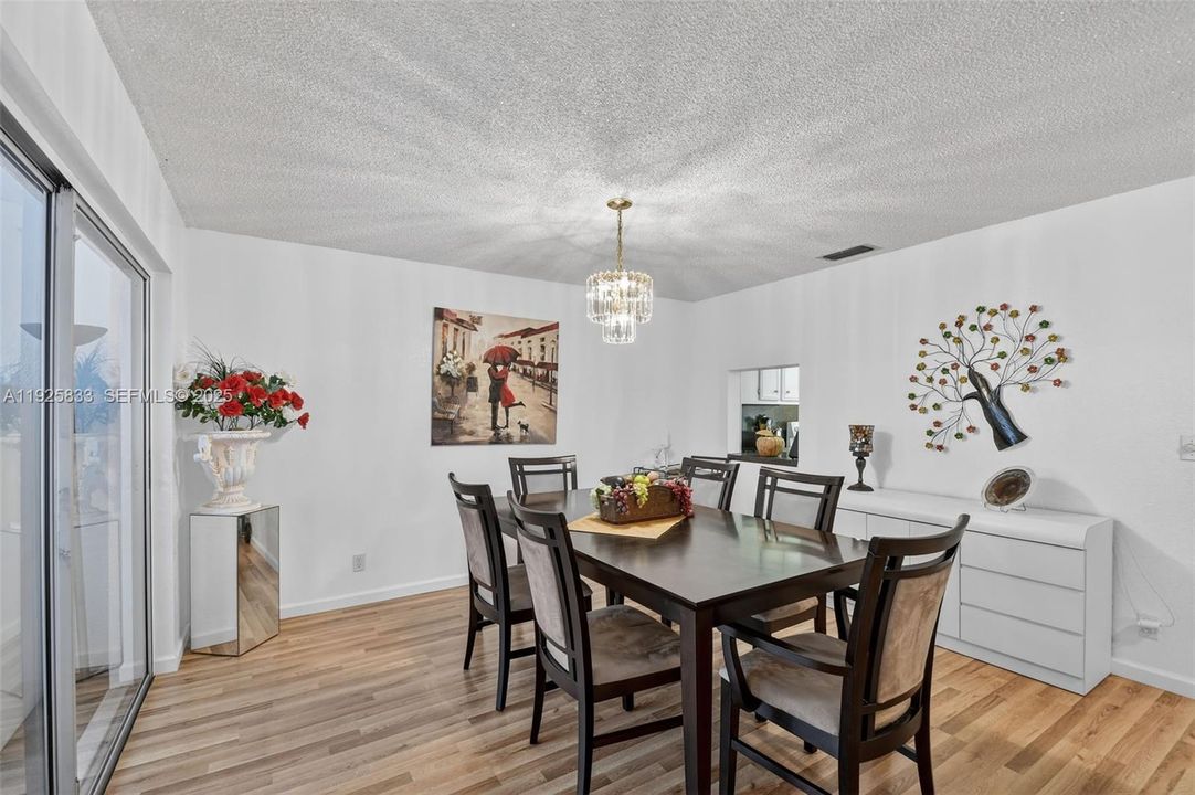 待售: $245,000 (2 贝兹, 2 浴室, 1447 平方英尺)