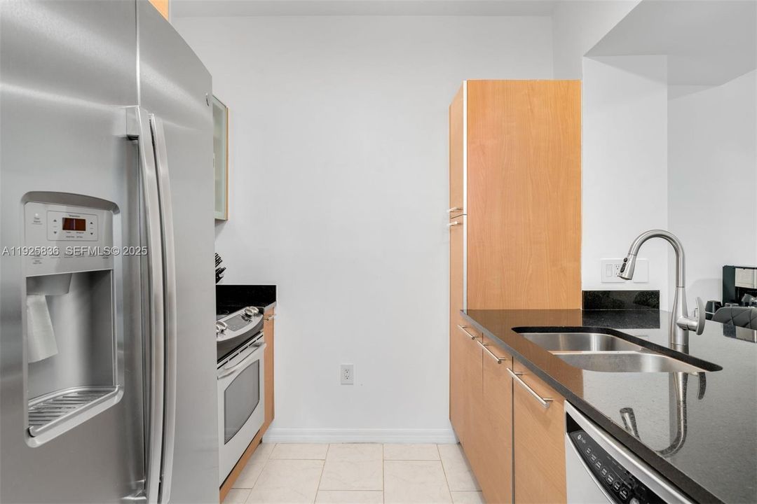 For Sale: $415,000 (1 beds, 1 baths, 692 Square Feet)