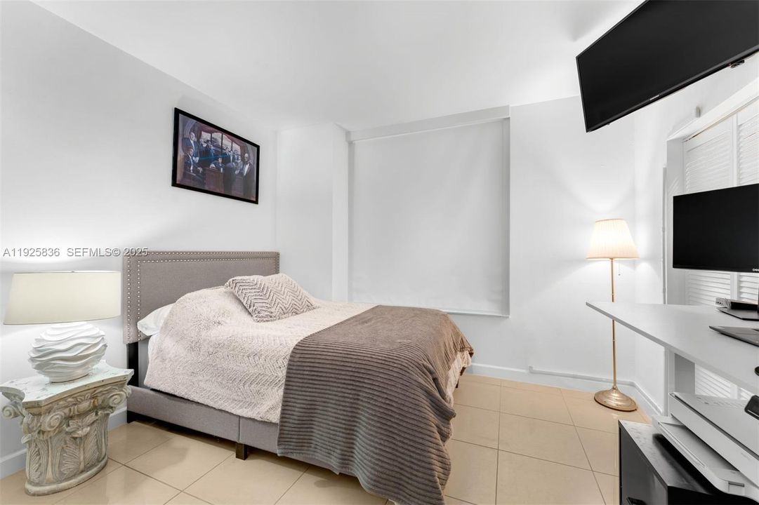 For Sale: $415,000 (1 beds, 1 baths, 692 Square Feet)