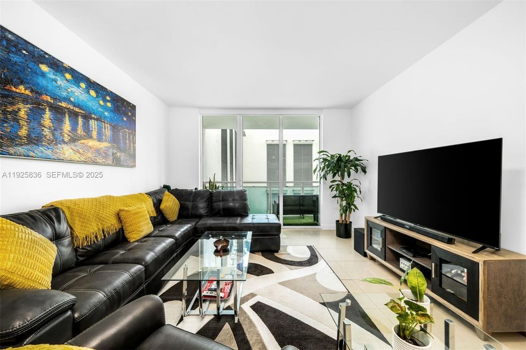 For Sale: $415,000 (1 beds, 1 baths, 692 Square Feet)