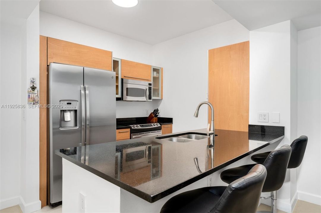 For Sale: $415,000 (1 beds, 1 baths, 692 Square Feet)