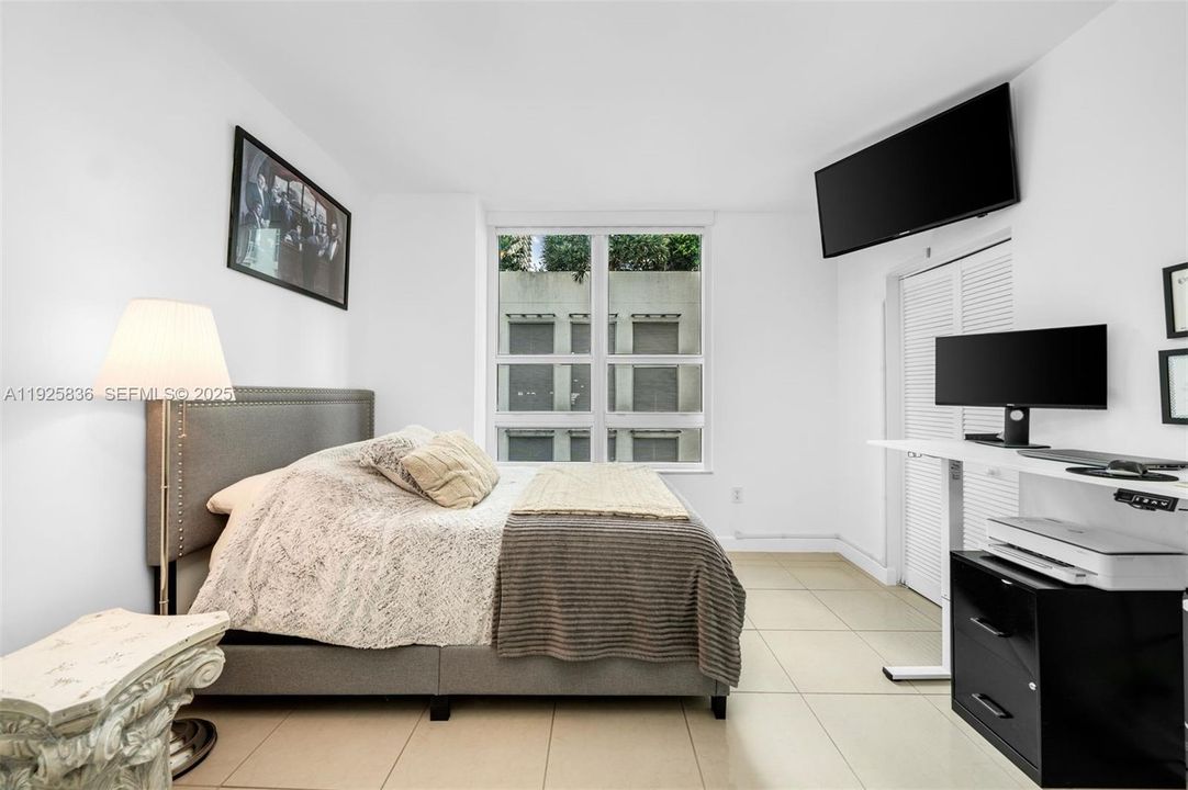 For Sale: $415,000 (1 beds, 1 baths, 692 Square Feet)