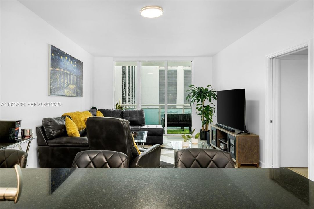 For Sale: $415,000 (1 beds, 1 baths, 692 Square Feet)